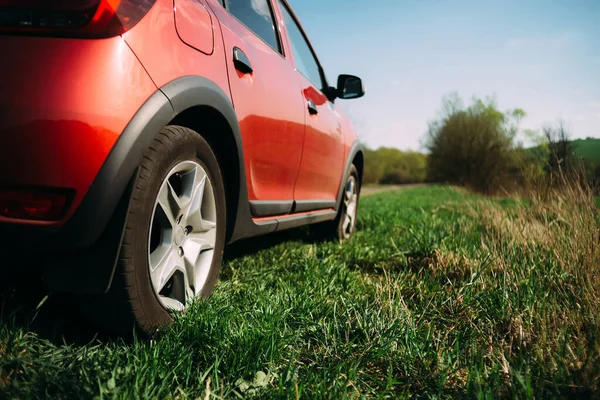 Auto Rossa Rimanere Sull Erba Vicino Alla Strada — Foto Stock