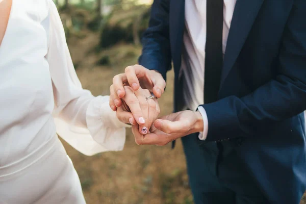 Bruidspaar Hand Hand Met Vingers Ringen Nagels Trouwjurk — Stockfoto