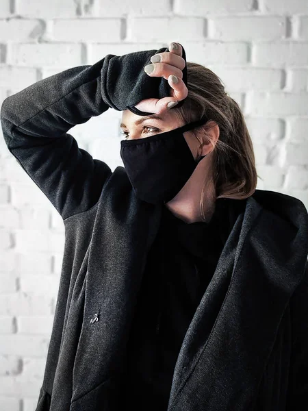 Mode Stylad Bedrövad Ung Kvinna Svart Medicinsk Mask Svart Mantel — Stockfoto
