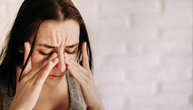 Moda tarzı, siyah tıbbi maskeli, beyaz arka planlı, sıkıntılı genç bir kadın. Coronavirus covid 19 salgın hastalık konsepti. İnsanlar korunmak için maske takıyor. Kapat.