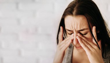 Yetişkinlerde migren ağrısı, sinüzit, alerji, hastalık var.