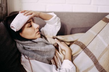 Moda tarzı, siyah tıbbi maskeli, beyaz arka planlı, sıkıntılı genç bir kadın. Coronavirus covid 19 salgın hastalık konsepti. İnsanlar korunmak için maske takıyor. Kapat.