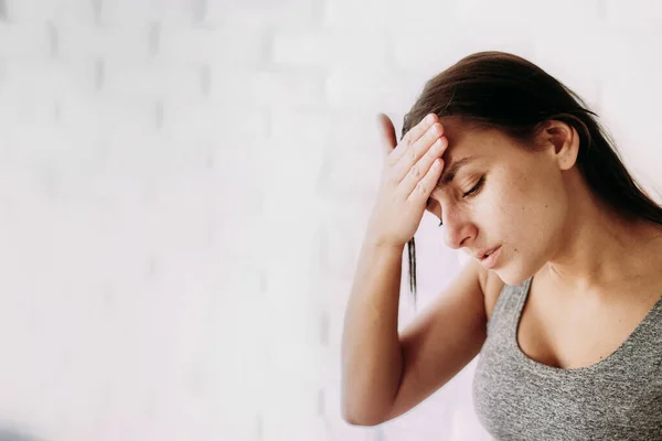 Retrato Cerca Una Joven Pie Triste Con Cabeza Mano Una — Foto de Stock