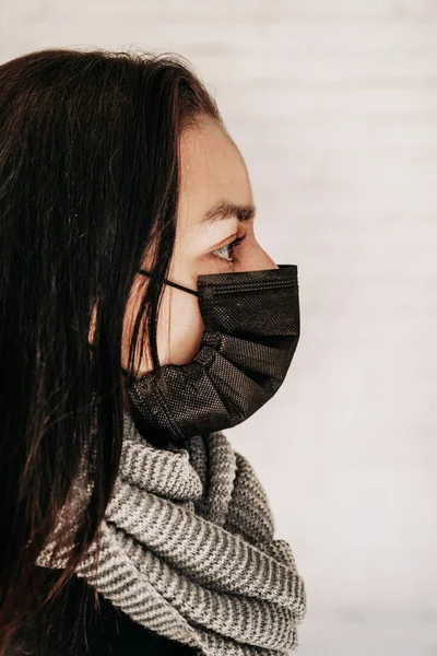 Moda Stile Angosciato Giovane Donna Maschera Medica Nera Vestaglia Nera — Foto Stock