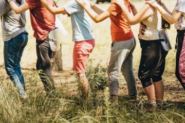 Çocuklar yan yana durur ve ellerini yanında duran birinin omuzlarına koyarlar. Takım oluşturma egzersizi, takım ruhu. Takımdaki insanlar arasındaki ilişkileri güçlendiriyor.. 