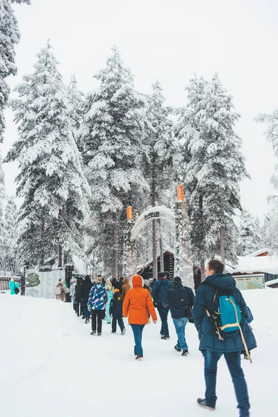 Ranua Lapônia Finlândia Janeiro 2018 Pessoas Diferentes Idades Caminhando Até — Fotografia de Stock