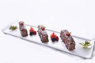 Yulaf ile çikolata yapılan çikolatalı kek ve çilek