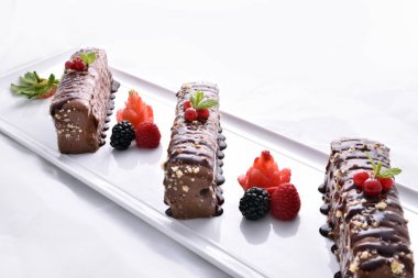 Yulaf ile çikolata yapılan çikolatalı kek ve çilek