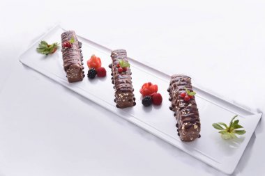 Yulaf ile çikolata yapılan çikolatalı kek ve çilek