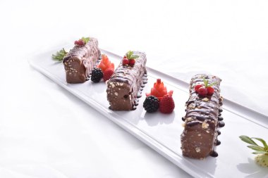 Yulaf ile çikolata yapılan çikolatalı kek ve çilek