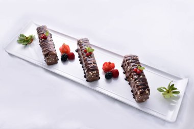 Yulaf ile çikolata yapılan çikolatalı kek ve çilek