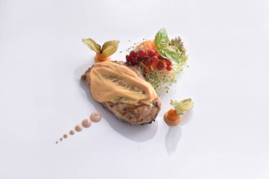 Mantar sos ve sebze ile ızgara tavuk göğsü