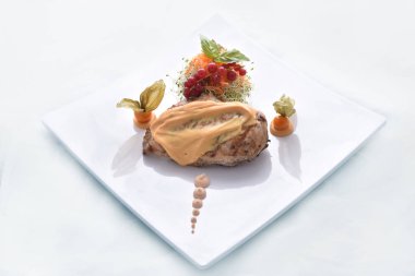 Mantar sos ve sebze ile ızgara tavuk göğsü