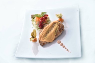 Mantar sos ve sebze ile ızgara tavuk göğsü