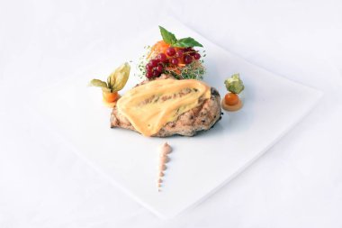 Mantar sos ve sebze ile ızgara tavuk göğsü