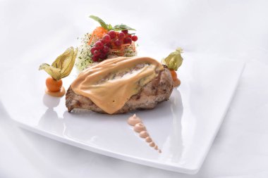 Mantar sos ve sebze ile ızgara tavuk göğsü