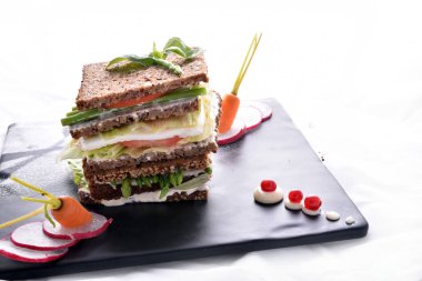 kuşkonmaz sandviç sebze ile