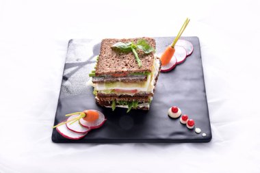 kuşkonmaz sandviç sebze ile