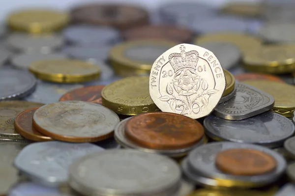 Britse 20 pence muntstuk bovenop een grote stapel munten — Stockfoto