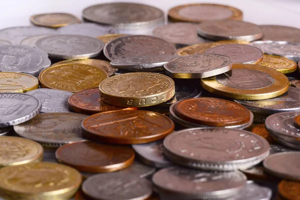 Stapel van munten in verschillende valuta 's — Stockfoto