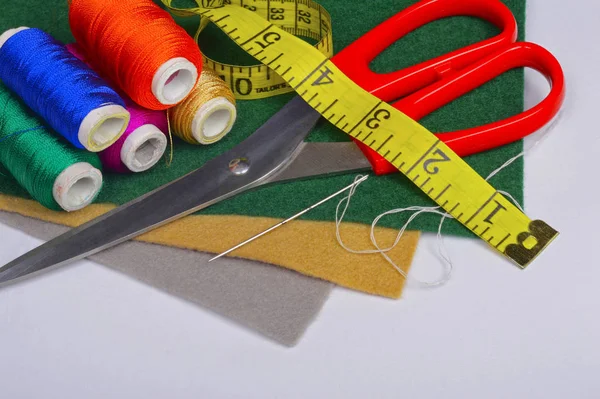 Набор пошивочных инструментов, нитей и ткани — стоковое фото