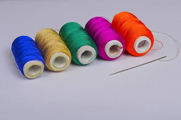 Bobine colorate di filo con ago — Foto Stock