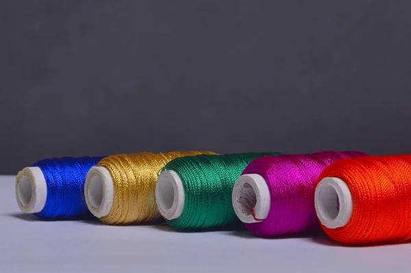 Bobine colorate di sfondo del filo — Foto Stock