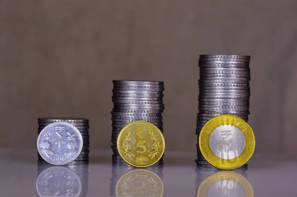Monete indiane pila sotto forma di grafico a barre — Foto Stock