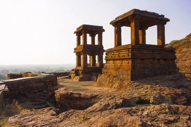 Kulelerin alt Shivalaya, Badami Fort Kuzey, Karnataka yakınındaki izle