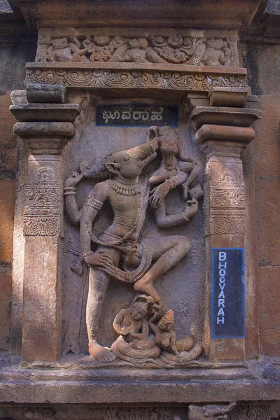 Bhoovarha, kance vtělení boha Višnua. Mahakuta chrámy, Badami, Karnátaka — Stock fotografie