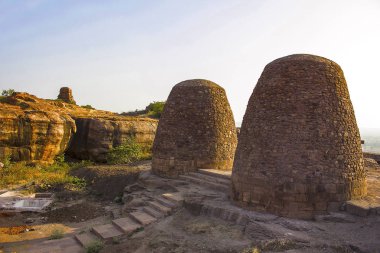 Üst Shivalaya - Kuzey Fort, Badami giderken tahıl ambarları