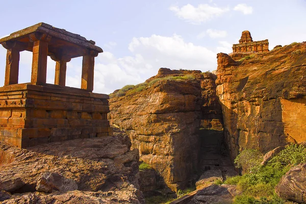 Watch Tower w pobliżu Shivalaya dolnej i górnej Shivalaya na odległość, North Badami Fort, Karnataka — Zdjęcie stockowe