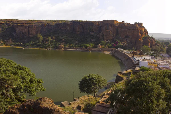 Blick auf das südliche Badami-Fort vom nördlichen Badami-Fort, Karnataka — Stockfoto
