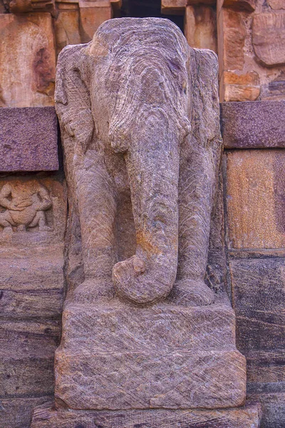 Słoń filarze przy wejściu do górnej Shivalaya świątyni, North Badami Fort — Zdjęcie stockowe