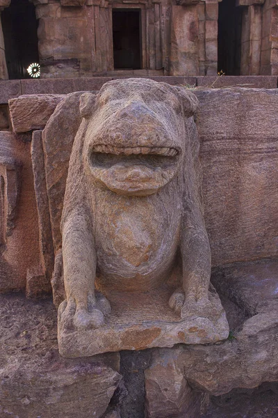 Lew filarze przy wejściu do górnej Shivalaya świątyni, North Badami Fort — Zdjęcie stockowe