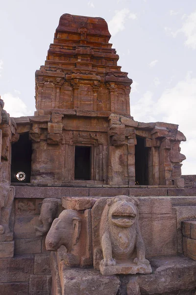 Pilares de elefantes y leones en la entrada de Upper Shivalaya, North Badami Fort — Foto de Stock