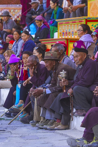 Лех район, Джамму і Кашмір, Індія, червень 2016 року Ladakhi люди дивляться Hemis фестиваль — стокове фото