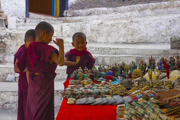 Leh district, Jammu en Kasjmir, India, juni 2016, jonge monniken bij een winkel — Stockfoto