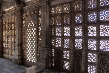 Taş jali iş. Hint Saracenic mimari tarzı, Makarba. Sarkhej Roza, Ahmedabad