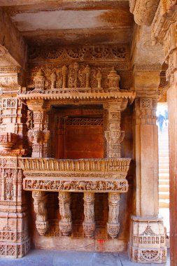 Zarif kenar desenleri bir balkonda kazınmış. Adalaj Stepwell, Ahmedabad, Gujarat