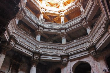 Adalaj Stepwell, Ahmedabad, Gujarat, Hindistan. Adalaj stepwell beş kat derin olduğunu.