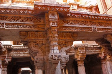 Baştaban tarzı mimari karmaşık oymalara. Adalaj Stepwell, Ahmedabad, Gujarat