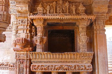 Zarif kenar desenleri bir balkonda kazınmış. Adalaj Stepwell, Ahmedabad, Gujarat