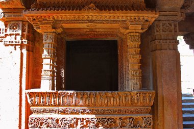 Bir balkon sınırlarında kazınmış karmaşık desenleri ile kapatın. Adalaj Stepwell, Ahmedabad, Gujarat