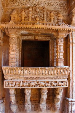 Fil ve at desenleri ile zarif sınır bir balkonda kazınmış. Adalaj Stepwell, Ahmedabad, Gujarat