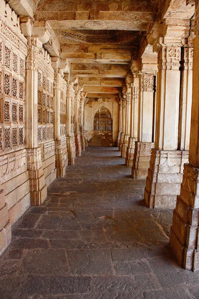 Walkway courtyard. Pillars at the east mausoleum containing the tombs of Mahmud Begada, and of his son Saltan Muzaffar II — Stock Photo, Image