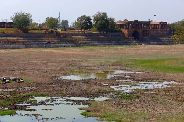 Bâtiment autour d'un réservoir à gradins. Sarkhej Roza, Ahmedabad, Gujarat — Photo