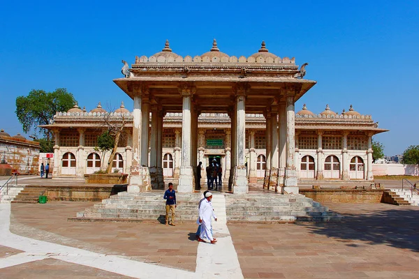 A komplexumon belül Ganj Baksh sír bejáratánál. Sarkhej Róza, Ahmedabad — Stock Fotó