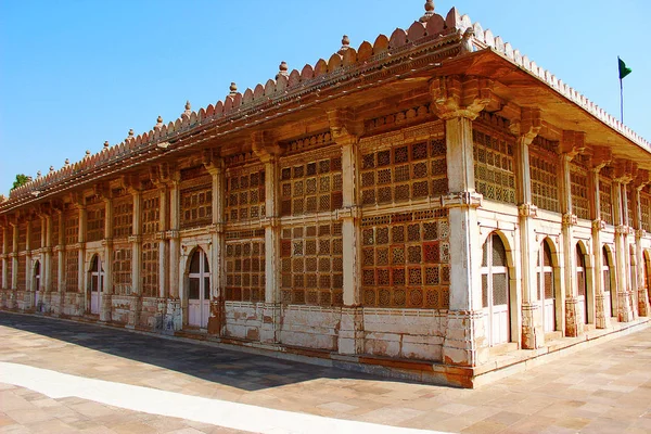 Exteriér mešity Sarkhej Roza v Ahmedabad, Gudžarát — Stock fotografie