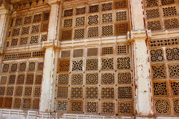 Perforated stone work at the exteriors of Sarkhej Roza, Makarba, Ahmedabad, Gujarat — Stock Photo, Image